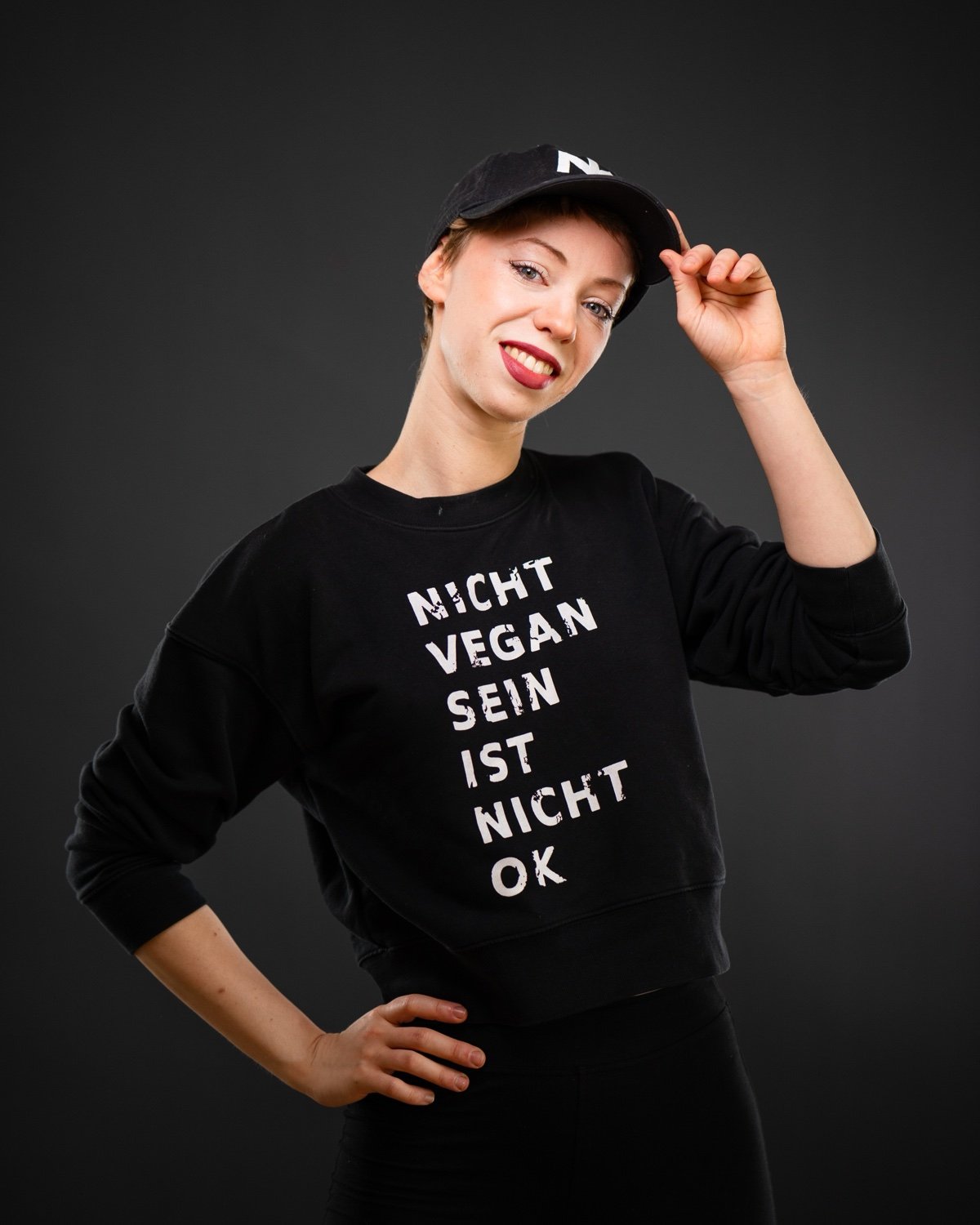 Raffaela Raab lachend mit Cap und Pullover „Nicht vegan sein ist nicht OK“