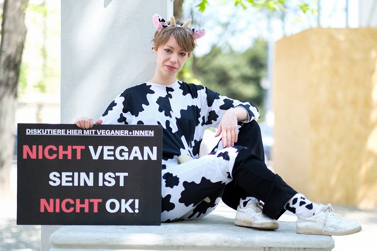 Raffaela Raab mit Schild auf der Straße